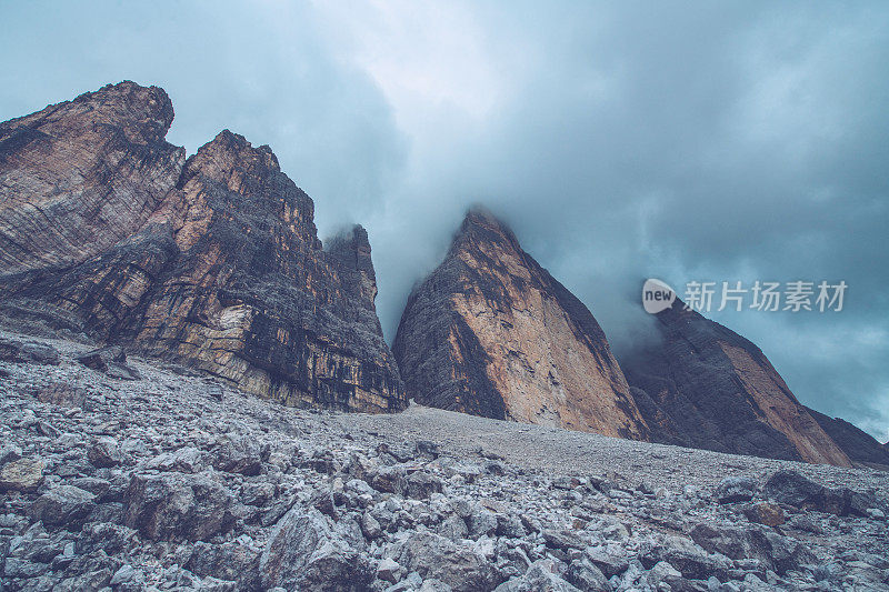 从意大利蒂罗尔的欧洲阿尔卑斯山脉的白云石(Dolomites)北部俯瞰拉瓦雷多(trecime di Lavaredo)国家公园